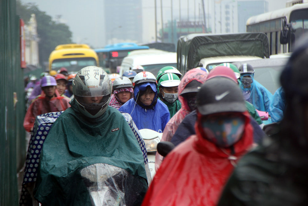 Vật vã chôn chân hít khói ô tô trong mưa rét Hà Nội
